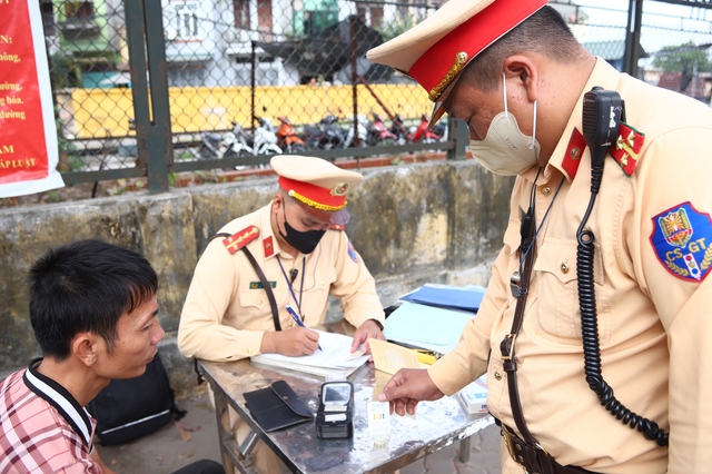 CSGT khi tuần tra kiểm soát có những quyền hạn gì theo quy định mới?- Ảnh 2.