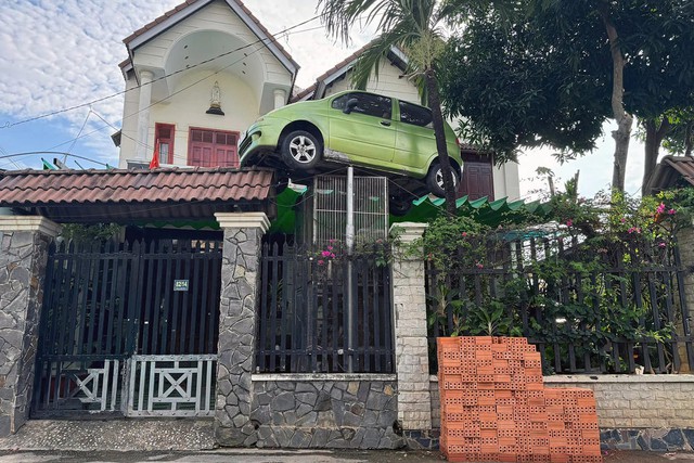 Chiếc ô tô cũ được treo trước cổng làm kỷ niệm: Chủ nhà cam kết sẽ hạ trong ngày hôm nay- Ảnh 1.