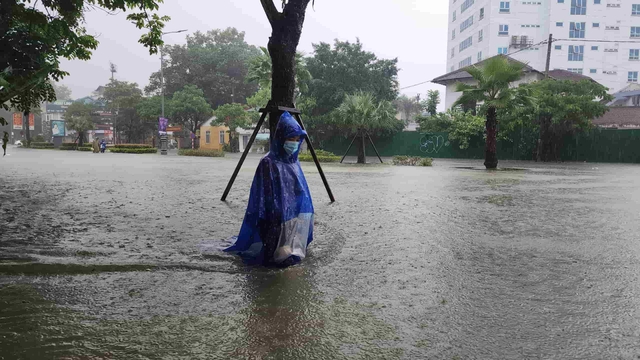 Thừa Thiên Huế mưa gần 1000mm nước dồn về các sông gây ngập úng cho nhiều khu vực- Ảnh 2.