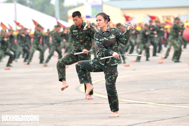 Ấn tượng màn trình diễn của  lực lượng đặc công, quân nhạc… chuẩn bị cho Triển lãm Quốc phòng - Ảnh 4.