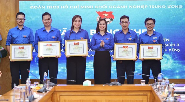 Đoàn Thanh niên EVNNPT: 5 tập thể, 12 cá nhân nhận Bằng khen đạt thành tích xuất sắc tham gia thực hiện Dự án đường dây 500kV mạch 3- Ảnh 1.