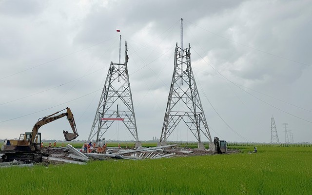 EVNNPT huy động nhân lực có trình độ, tay nghề tăng tốc dựng cột, kéo dây Dự án đường dây 500kV mạch 3- Ảnh 1.