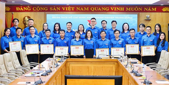 Đoàn Thanh niên EVNNPT: 5 tập thể, 12 cá nhân nhận Bằng khen đạt thành tích xuất sắc tham gia thực hiện Dự án đường dây 500kV mạch 3- Ảnh 2.