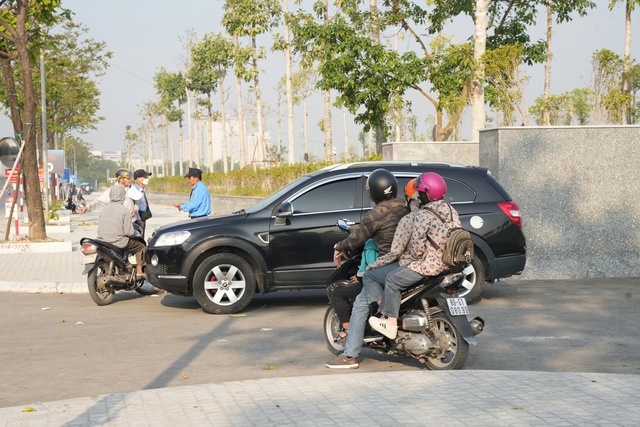 Du khách hụt hẫng vì Bảo tàng Lịch sử quân sự tạm đóng cửa- Ảnh 3.