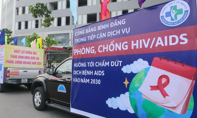 Thực hiện tuyên truyền phòng, chống HIV/AIDS tại lễ Mít tinh