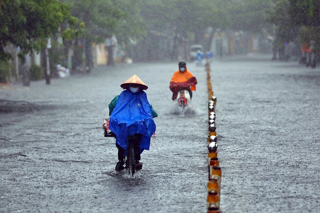 Biển Đông có thể đón bão nên khả năng mưa lớn ở miền Trung kết thúc sớm hơn dự báo- Ảnh 2.