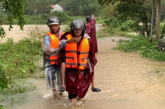 Xuất hiện vết nứt dài 50m trên núi, di dời hàng chục hộ dân- Ảnh 2.