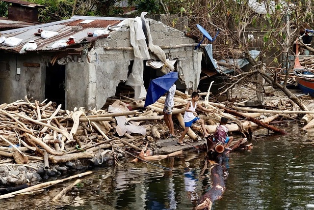 Philippines khẩn cấp sơ tán, quân đội sẵn sàng ứng phó bão Yinxing- Ảnh 1.