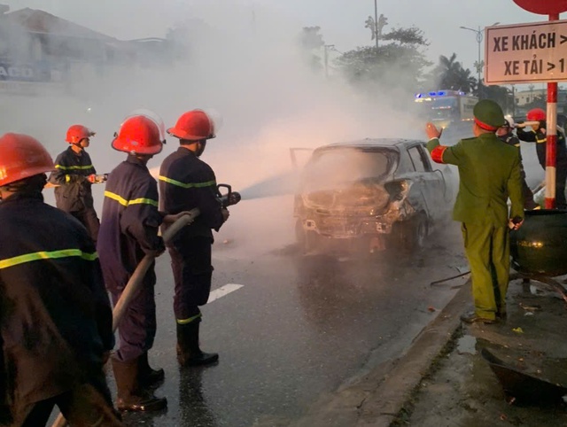 Liên tiếp xảy ra 2 vụ cháy ô tô ở Quảng Trị- Ảnh 1.