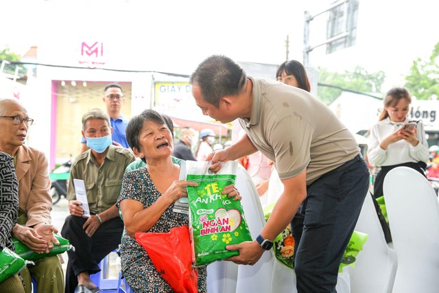 Hàng ngàn người dân khó khăn xúc động trước sự quan tâm và hỗ trợ của Nhà thuốc An Khang trong dịp cuối năm- Ảnh 3.