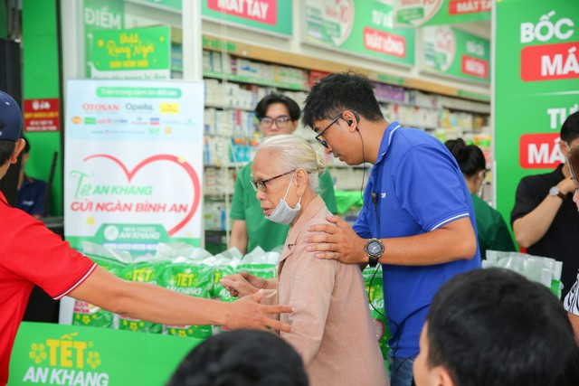 Hàng ngàn người dân khó khăn xúc động trước sự quan tâm và hỗ trợ của Nhà thuốc An Khang trong dịp cuối năm- Ảnh 4.