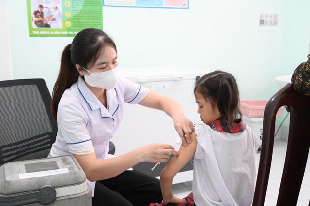 Bệnh nhân sởi tăng cao, tỉnh Bình Dương 'thúc' tiêm nhanh vaccine- Ảnh 1.