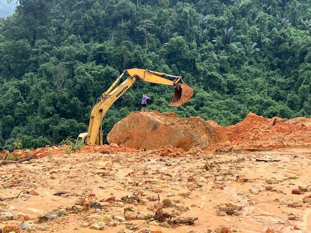 Thông một làn xe đèo Khánh Lê sau 4 ngày sạt lở- Ảnh 2.