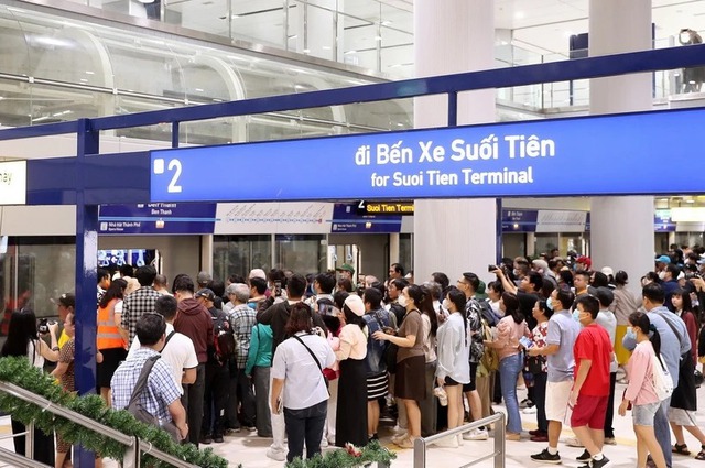 Metro Bến Thành-Suối Tiên phục vụ 150.000 lượt khách trong ngày đầu vận hành- Ảnh 1.