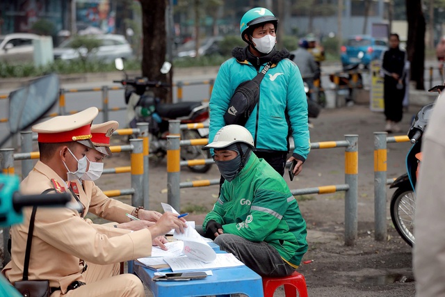 Tài xế công nghệ chỉ quan tâm chở khách và giao hàng, hoàn toàn ngó lơ luật lệ- Ảnh 9.