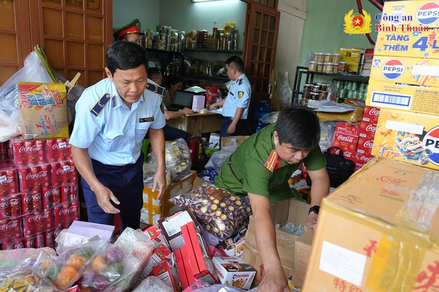 Một tạp hóa ở Bình Thuận chứa hàng tạ trứng gà non, vú heo, gân bò có mùi hôi- Ảnh 1.