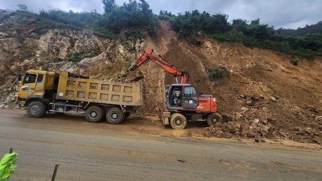 Đèo An Khê tiếp tục sạt lở, hàng nghìn khối đất đá tràn xuống đường- Ảnh 1.