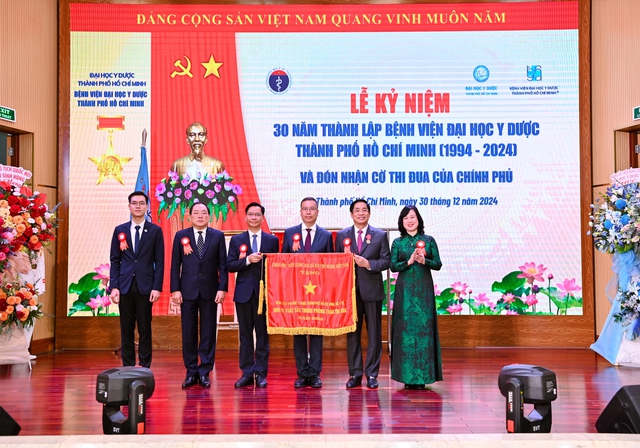 Bệnh viện Đại học Y Dược TPHCM đón nhận danh hiệu Anh hùng Lao động- Ảnh 4.