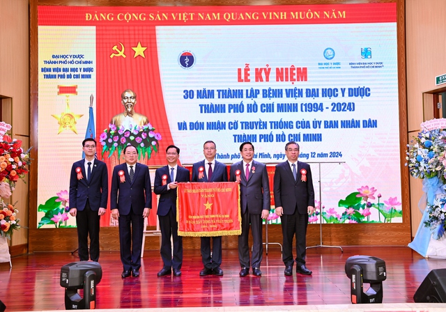 Bệnh viện Đại học Y Dược TPHCM đón nhận danh hiệu Anh hùng Lao động- Ảnh 5.