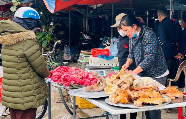 Chợ truyền thống phải đảm bảo quy định về an toàn thực phẩm mới 'giữ chân khách hàng'- Ảnh 1.