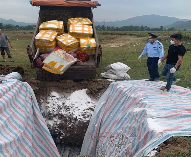 Thu giữ gần 1 tấn nội tạng đang rò rỉ nước, bốc mùi hôi thối trên đường tiêu thụ- Ảnh 3.