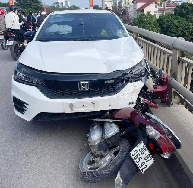 Hai cô gái đi xe máy bị ô tô tông văng khỏi cầu vượt xuống đất tử vong- Ảnh 1.