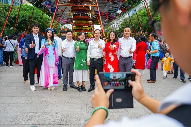 Người dân TPHCM nô nức du xuân, check-in với linh vật rồng trên đường hoa Nguyễn Huệ- Ảnh 4.