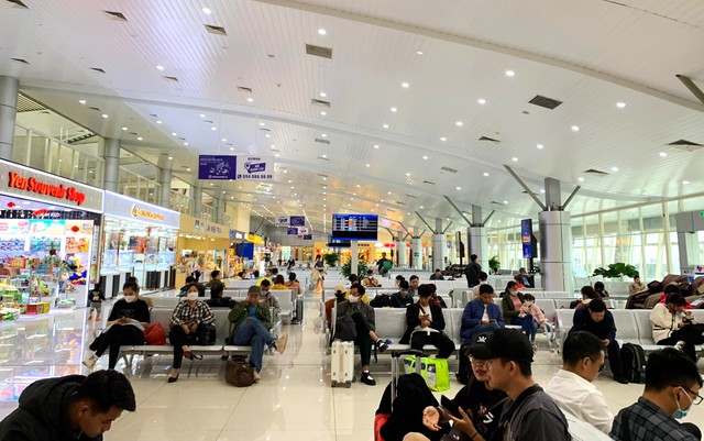 Các sân bay dần tăng nhiệt, Tân Sơn Nhất đón lượng khách 'khủng'- Ảnh 2.