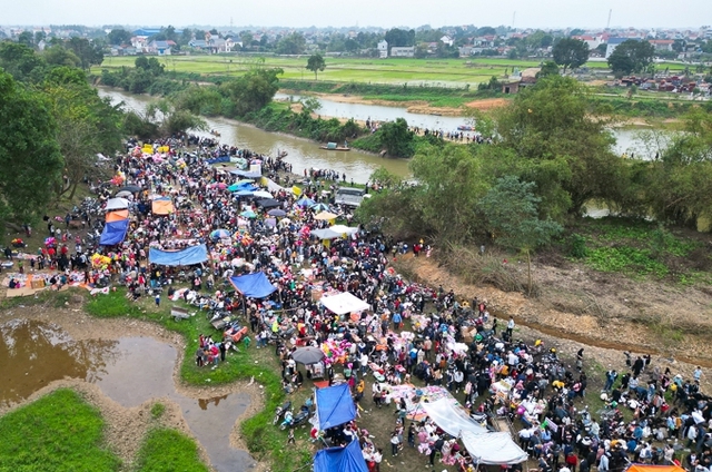 Độc đáo phiên chợ ném nhiều cà chua lên người để cầu tài lộc- Ảnh 1.