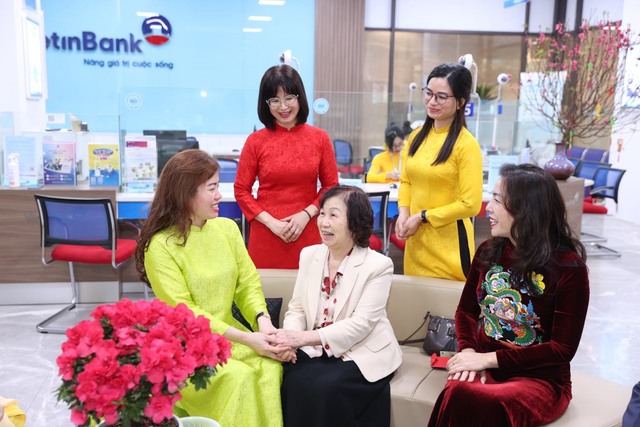 VietinBank Chi nhánh Thăng Long tưng bừng khai xuân đón khách- Ảnh 2.