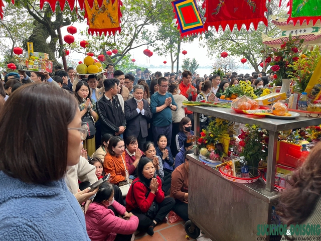 Ngày đầu tiên đi làm sau Tết, chùa Hà Nội tấp nập du khách- Ảnh 7.