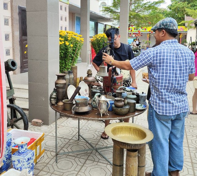 Đầu xuân đến chợ nghe kể chuyện đồ cổ, đồ xưa- Ảnh 3.