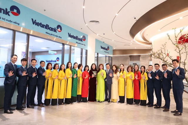 VietinBank Chi nhánh Thăng Long tưng bừng khai xuân đón khách- Ảnh 1.