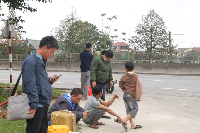 Sau Tết, người dân 'vật vã' đón xe trở lại thành phố- Ảnh 1.