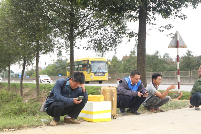 Sau Tết, người dân 'vật vã' đón xe trở lại thành phố- Ảnh 5.