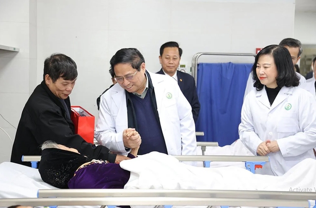 Thủ tướng biểu dương các bác sĩ, nhân viên y tế trực cấp cứu, điều trị người bệnh xuyên Tết- Ảnh 1.