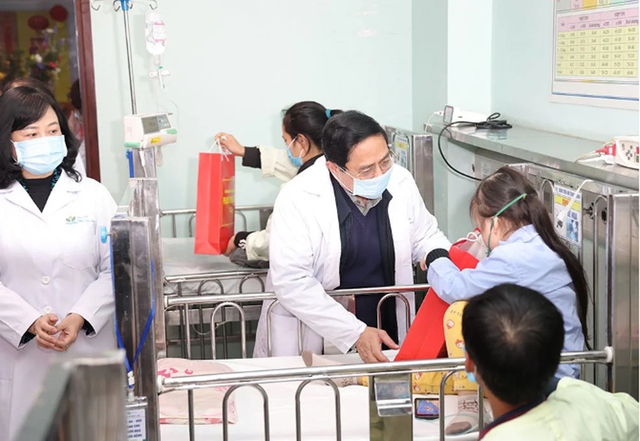 Thủ tướng biểu dương các bác sĩ, nhân viên y tế trực cấp cứu, điều trị người bệnh xuyên Tết- Ảnh 4.