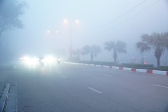 Hà Nội mịt mù trong sương sớm ngày Tết ông Công ông Táo- Ảnh 15.