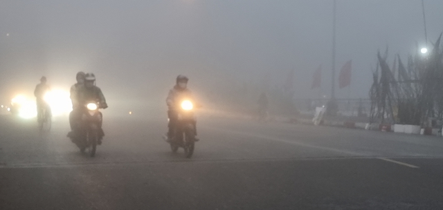 Hà Nội mịt mù trong sương sớm ngày Tết ông Công ông Táo- Ảnh 2.