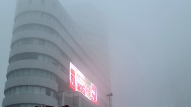 Hà Nội mịt mù trong sương sớm ngày Tết ông Công ông Táo- Ảnh 8.