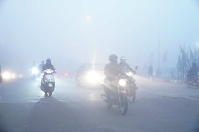 Hà Nội mịt mù trong sương sớm ngày Tết ông Công ông Táo- Ảnh 5.