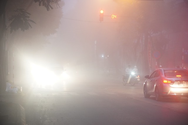 Hà Nội mịt mù trong sương sớm ngày Tết ông Công ông Táo- Ảnh 3.