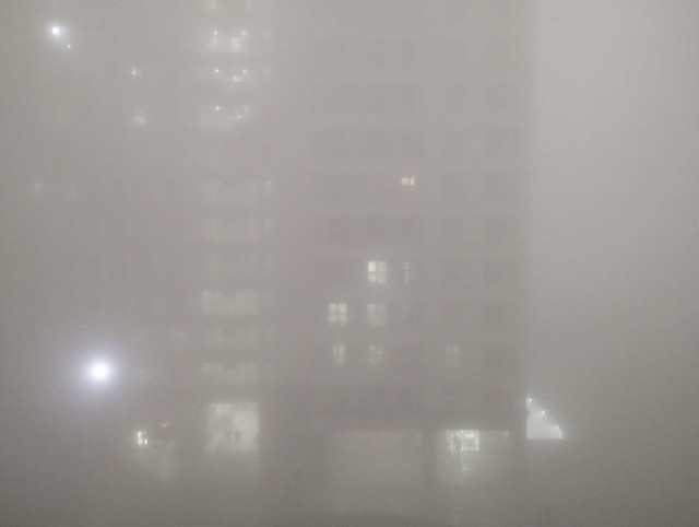 Hà Nội mịt mù trong sương sớm ngày Tết ông Công ông Táo- Ảnh 6.