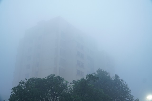 Hà Nội mịt mù trong sương sớm ngày Tết ông Công ông Táo- Ảnh 7.