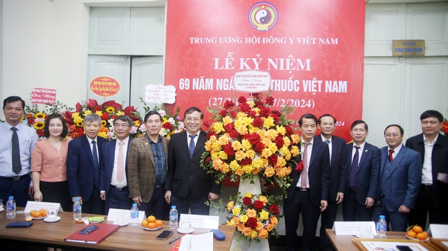 Phó Trưởng ban Tuyên giáo Trung ương thăm, chúc mừng nhân kỷ niệm 69 năm Ngày Thầy thuốc Việt Nam- Ảnh 6.