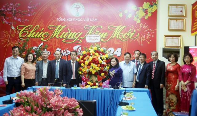 Phó Trưởng ban Tuyên giáo Trung ương thăm, chúc mừng nhân kỷ niệm 69 năm Ngày Thầy thuốc Việt Nam- Ảnh 4.