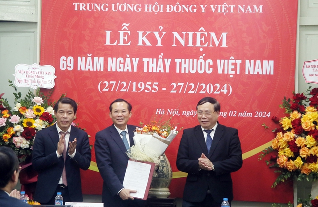 Phó Trưởng ban Tuyên giáo Trung ương thăm, chúc mừng nhân kỷ niệm 69 năm Ngày Thầy thuốc Việt Nam- Ảnh 8.