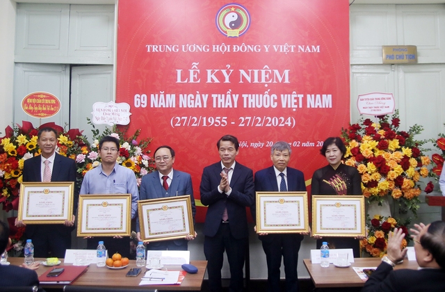 Phó Trưởng ban Tuyên giáo Trung ương thăm, chúc mừng nhân kỷ niệm 69 năm Ngày Thầy thuốc Việt Nam- Ảnh 7.