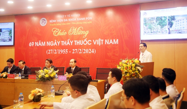 Phó Trưởng ban Tuyên giáo Trung ương thăm, chúc mừng nhân kỷ niệm 69 năm Ngày Thầy thuốc Việt Nam- Ảnh 2.