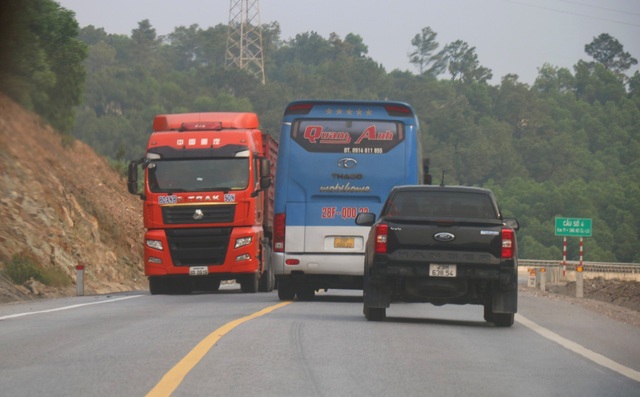 Bổ sung biển báo trên cao tốc Cam Lộ - La Sơn sau tai nạn nghiêm trọng- Ảnh 2.